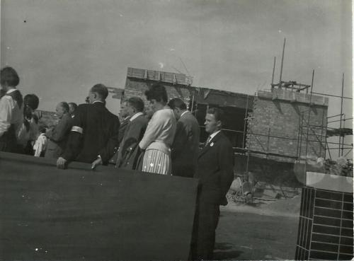 otevření nové školy- září 1962&nbsp;- v&nbsp;pozadí stavba tělocvičny