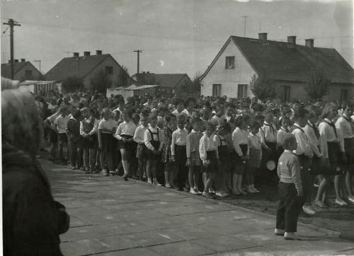 otevření nové školy září 1962&nbsp;- pochod od&nbsp;staré školy ke&nbsp;škole nové