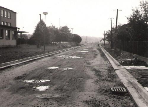 1980-12-11 ul.Školní nová silnice,chodníky foto P.Doule