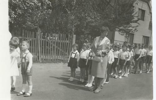 dětský den, září 1964, průvod na&nbsp;fotbalové hřiště od&nbsp;pí. J. Moravcové