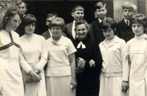 1967 Konfirmace v&nbsp;kostele v&nbsp;Trnávce_uprostřed farářka Slámová - p.&nbsp;Miloš Chvojka