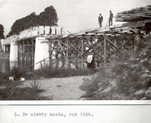 Stavba mostu v&nbsp;letech 1924-1926. Foto od&nbsp;paní Kesnerové - starostky obce Selmice